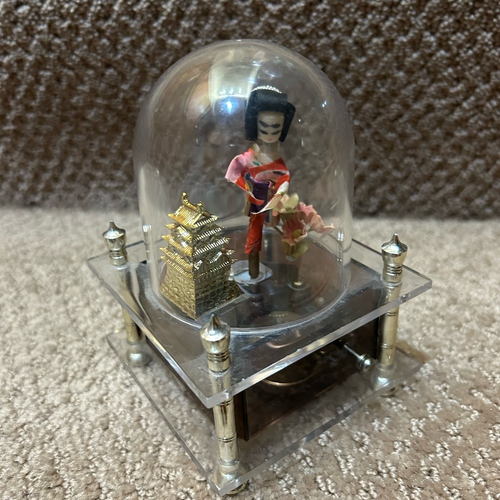 Working Vintage Japanese Doll Music Box with Gold Pagoda Vintage Geisha - Picture 2 of 8